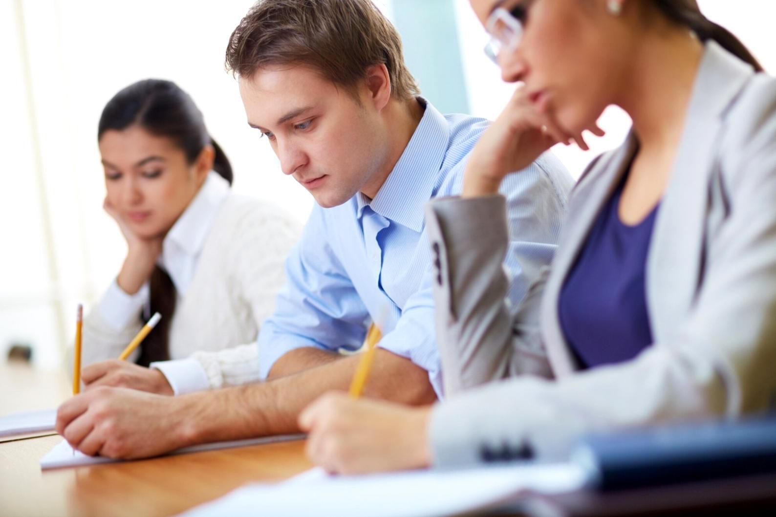 Teilnehmer arbeiten an praktischen Budget-Beispielen mit echten Zahlen